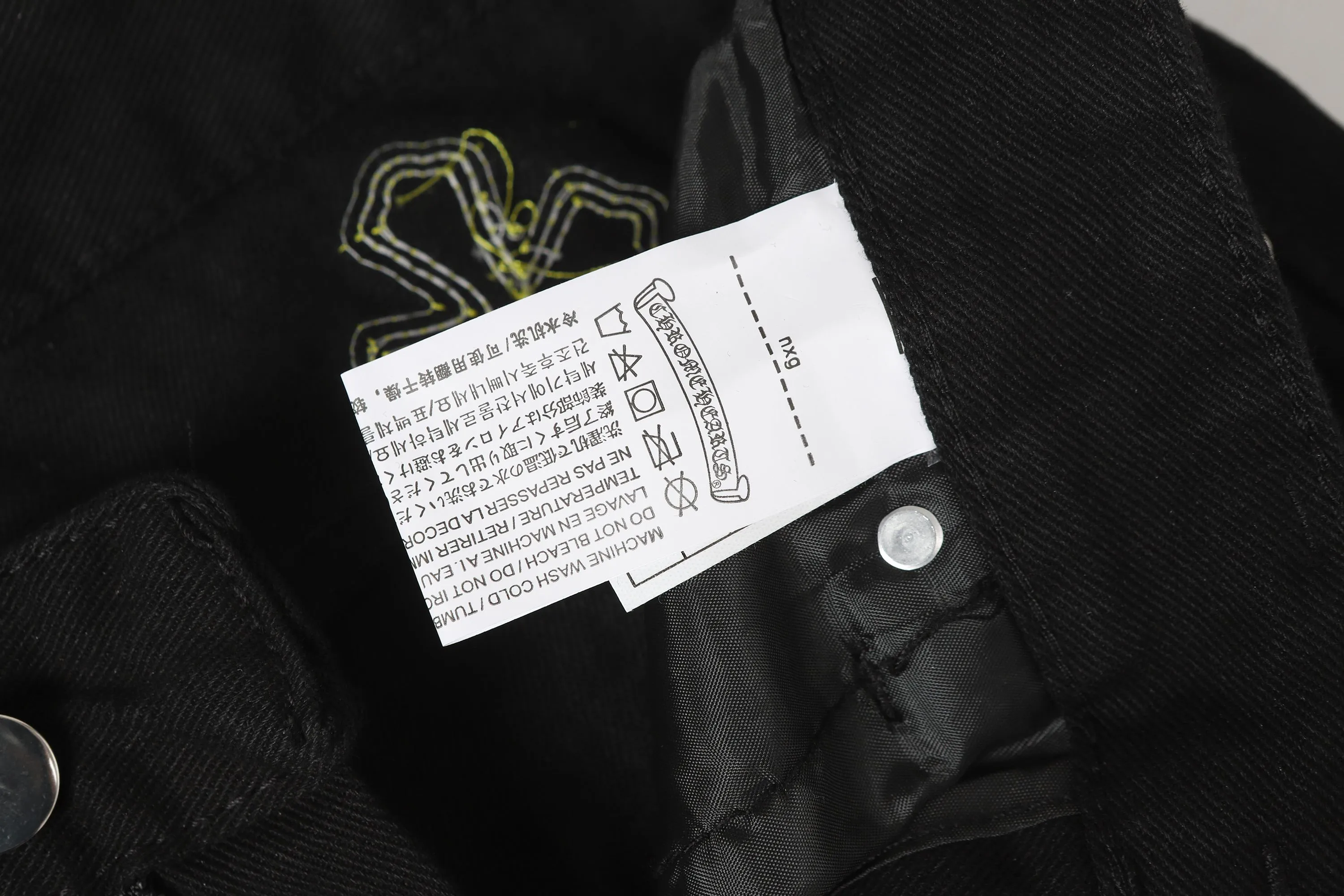 P256 Actual photo [High quality] Coding: LH977 Color: Picture color Size: S to XXXL - Chrome Hearts/Chrome Hearts Classic colored leather cross washed color cloth unisex denim trousers - Vibe style straight stacked god-level version - Carbon fine bias denim color cloth - Old vintage complete set of hardware - Chrome Hearts high version uses high ounce custom fabrics, enzyme washing and soft color fixation, soft and thick to wear The details are all produced by pure hand polishing and craftsmanship. All-over jacquard fabrics have unique design styles. Multiple processes create a full retro feel. Niche unique non-colliding shirts. Customized old spray-painted buttons. Every detail is crafted with craftsmanship. Size Pants length Waist Hips Unit cm S 98 68 100 M 99 72 104 L 100 76 108 XL 101 80 112 XXL 102 84 116 XXXL 103 88 120